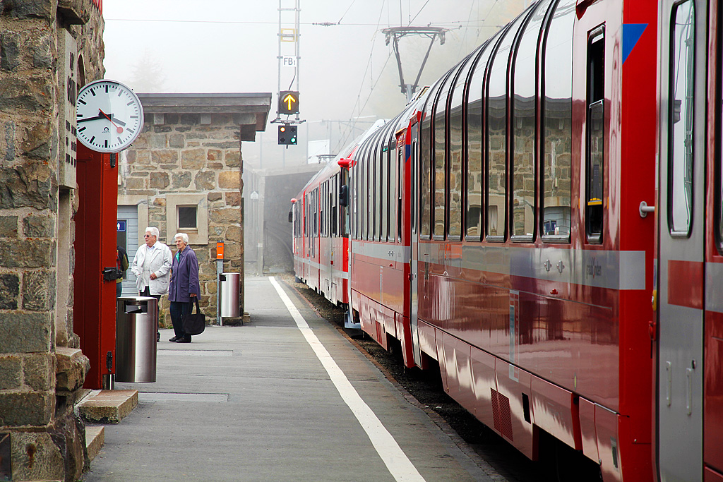 RhB-Allegra ABe 8/12 mit Bernina-Express bei der Abfahrt: d.h. 260 kN in voller Aktion. Der Triebzug wird gleich die 70 Promille-Rampe hochklettern und kommt auch mhelos mit der Anhngelast zurecht. Bahnhof Alp Grm, 10. Okt. 2010, 15:43