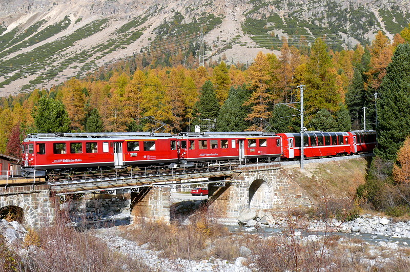RhB - Bernina-Express 950 von Tirano nach Chur am 13.10.2008 in Morteratsch mit ABe 4/4 II 49 + ABe 4/4 II 44 - Bp - Bp - Bp - Bps - Ap - Ap.
