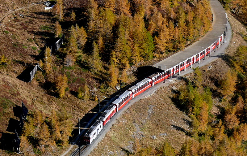 RhB - Bernina-Express 974 von Tirano nach St.Moritz am 12.10.2008 oberhalb Alp Grm Ausfahrt Gelerie Grm mit ABe 4/4 III 51 - ABe 4/4 III 56 - Bp - Bp - Bp - Bps - Ap - Ap.