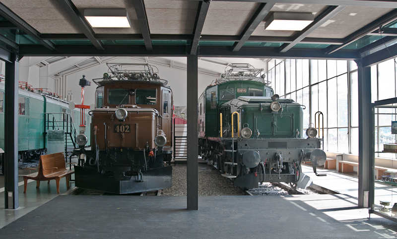 RhB Ge 6/6 402 neben dem Gotthardkrokodil Ce 6/8 II 13254 am 9. April im Verkehrshaus der Schweiz in Luzern.