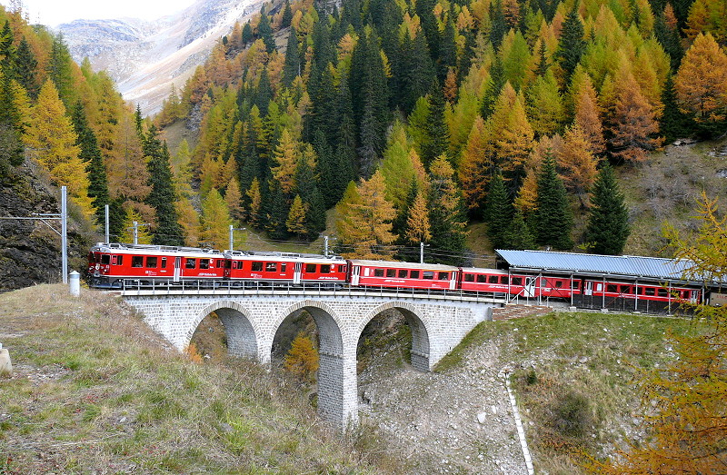 RhB - Regionalzug 1646 von Tirano nach St.Moritz am 14.10.2008 auf Val Pila-Viadukt mit Triebwagen ABe 4/4 III 53 - ABe 4/4 III 52 - AB - BD - B - Haikv-qquy 5164. Viadukt ist 32,00m lang mit 3 Bogen je 10,00m lichte Weite und wurde 1909 erbaut. Mitte bei Streckenkm 31,750 - ab Km 31,780 folgt die 88,00m lange Galerie Viadotto Pila.
