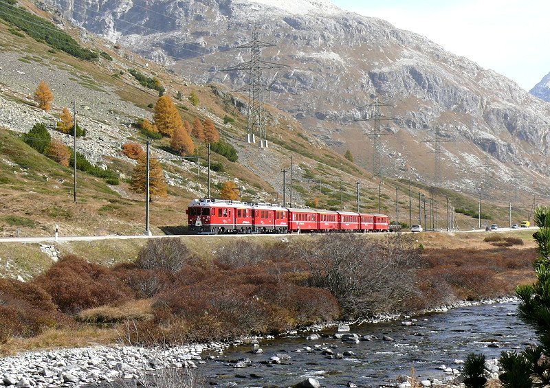 RhB - Regionalzug 1650 von Tirano nach St.Moritz am 13.10.2008 zwischen Bernina Suot und Morteratsch mit Triebwagen ABe 4/4 III 53 - ABe 4/4 III 52 - BD - AB - B - B - B - B - Rw - Rw
