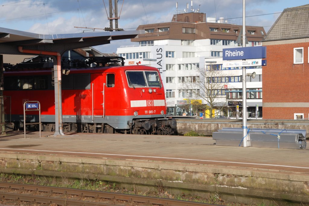 Rheine, 22.11.2009, 111 085-7 auf Gleis 1 hat hier Endstation