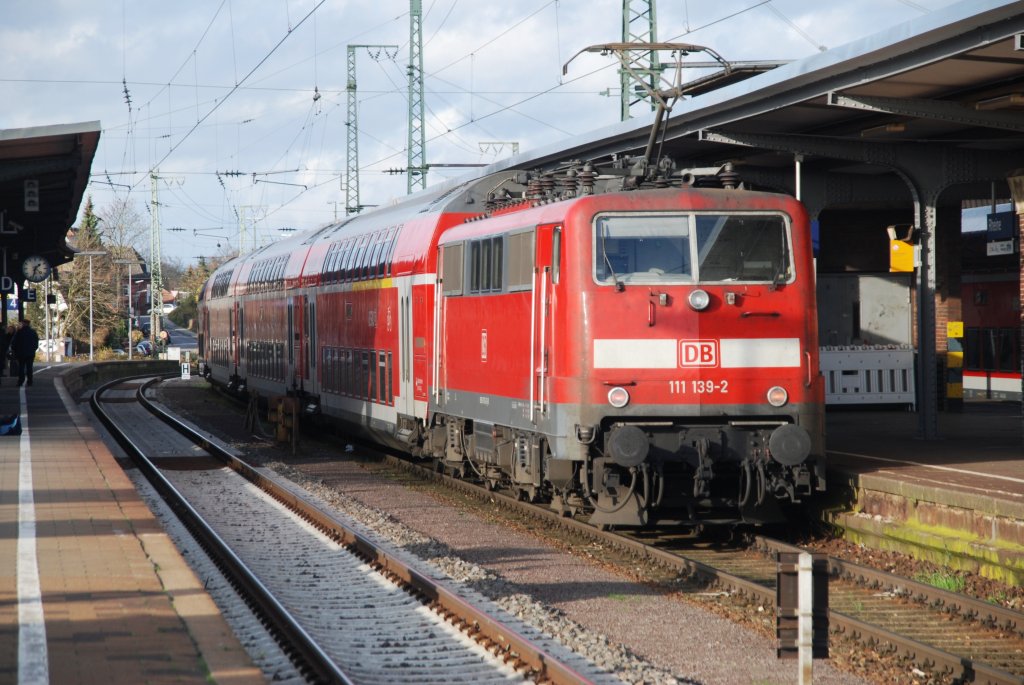 Rheine, 22.11.2009, 111 139-2 im Bahnhof Rheine hinter einem RE15
