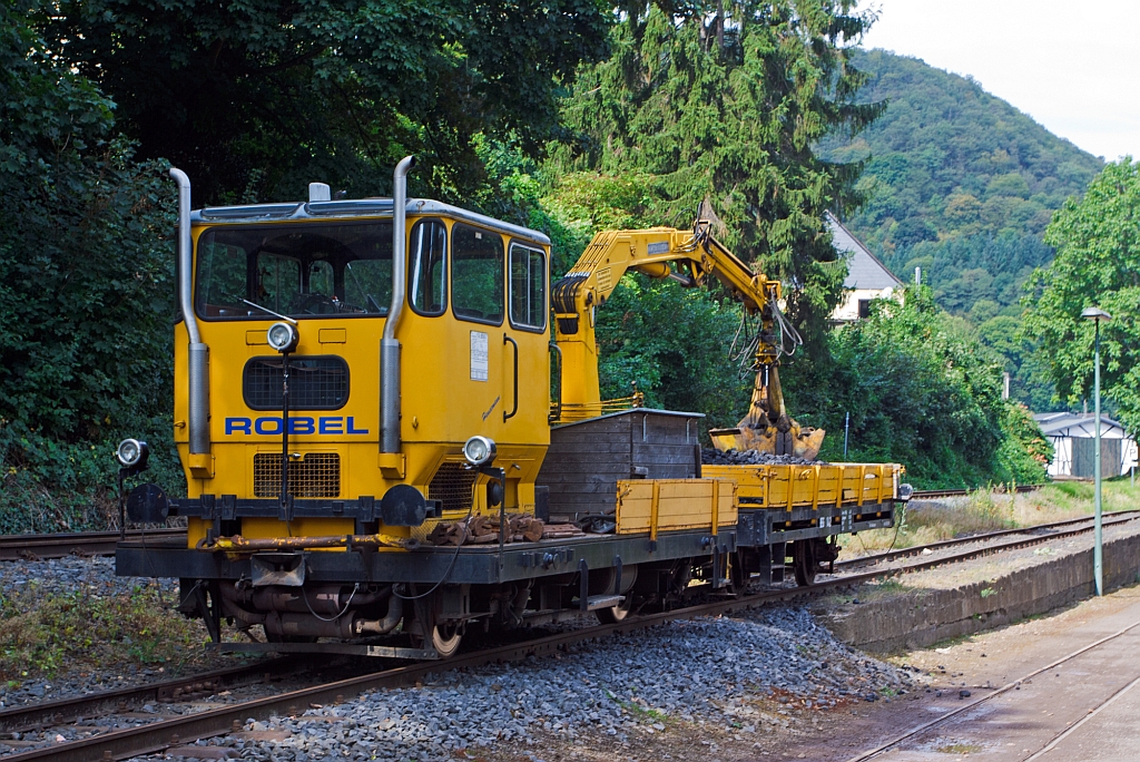 Robel 1000 mm Rottenkraftwagen SKL 53  Hansemann  (Schwer-Kleinwagen-Nr.  53.0592) der Brohltalbahn (ex. DB 53.0592) mit angehngten Kleinwagenanhnger BEG 142 abgestellt am 02.09.2012 im Bf Bohl BE.
Der Klv 53 (Kleinwagen mit Verbrennungsmotor) wie sie auch genannt werden, hier die Bauart 531, wurde 1977 von Robel unter der Fabriknummer 54.13-6-AA257 gebaut. Der Klv 53 ist der meistgebaute Rottenkraftwagen in Deutschland. 
Techn. Daten: Eigengewicht 8,1 t ; Nutzlast 2 t ; Anhngelast 42 t ; Hchstgeschwindigkeit 40 km/h (bei Normalspur Fahrzeugen 70 km/h); 6 Personen sin zur Mitfahrt zugelassen; zudem ist er fr die Steilstrecke Oberzissen-Engelen zugelassen (Steigung von 1 : 20 = 50 Promille). 
Der Kleinwagenanhnger BEG 142 (ex OEG 1026, ex DEV 142) wurde 1903 gebaut, das Eigengewicht betrgt 4,5 t und max. Ladegewicht 10,0 t.