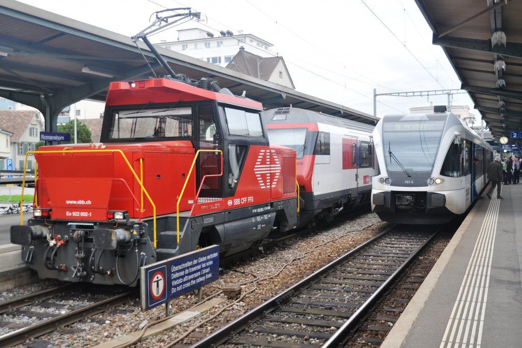 ROMANSHORN (Kanton Thurgau), 04.10.2012, Ee 922 002-1 als Rangierlok, rechts 767-9 als S7 nach Rorschach