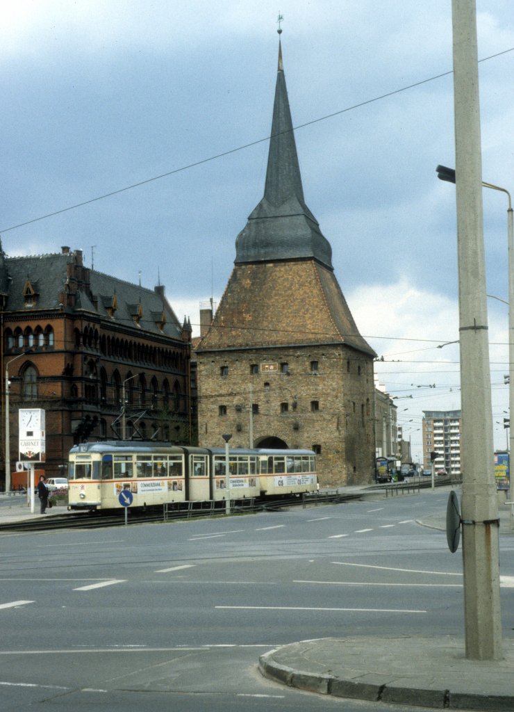 Rostock RSAG SL 12 (Gotha-GTw 734) Steintor am 2. Mai 1992. - Das Steintor, eins von den vier erhaltenen Stadttoren, wurde 1577 im Renaissancestil erbaut.