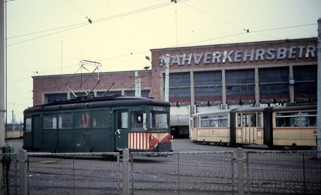 Rostock VEB Nahverkehr Rostock: Der Arbeitstriebwagen 437 hlt am 28. Dezember 1979 im Betriebsbahnhof in der Hamburger Strasse. 