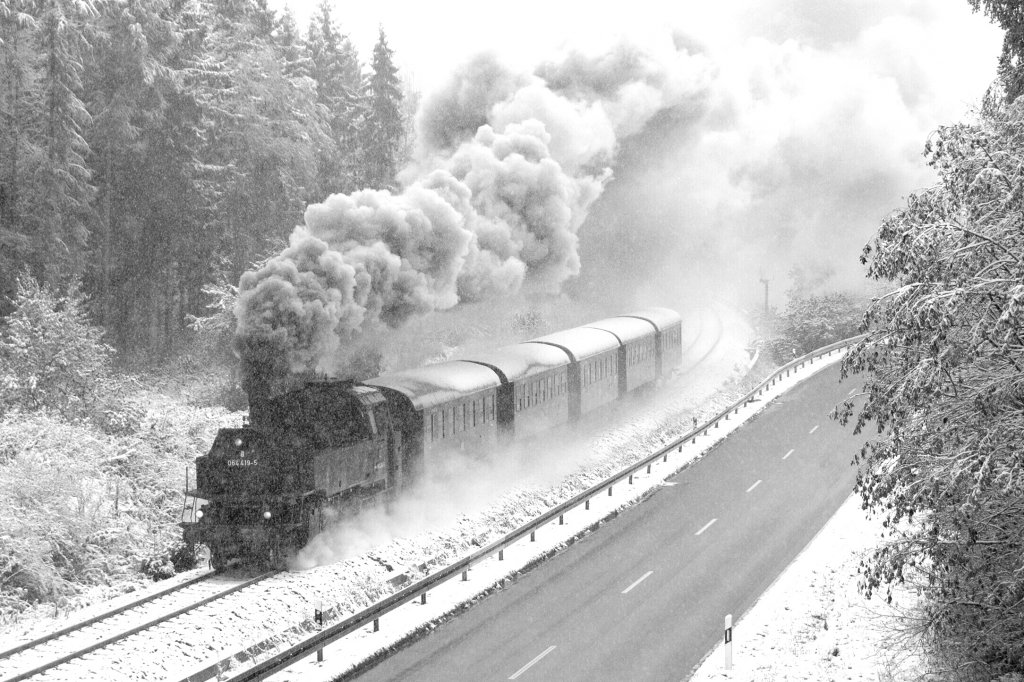 Rottweiler Dampftage, 27.10.12: Bei heftigem Schneefall ist 64 419 auf dem Weg nach Schwenningen, hier kurz nach der Ausfahrt aus dem Bahnhof Trossingen.