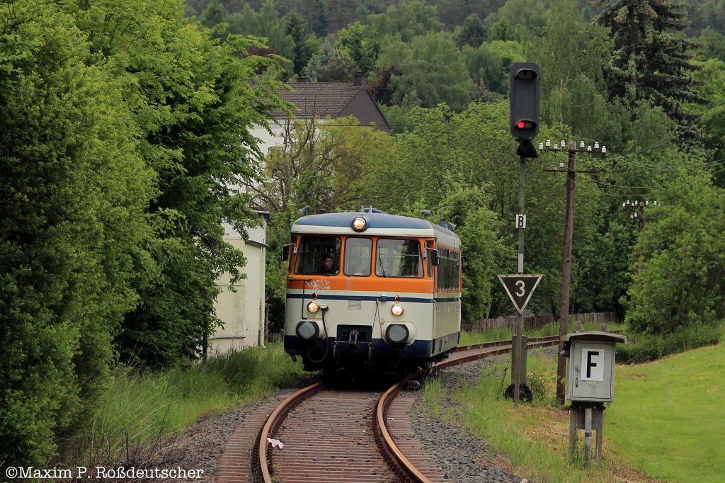RSE VT9 auf der Oleftalbahn zwischen Kall -Schleiden - Hellenthal bei der Ausfahrt von Kall. 27.5.2012.