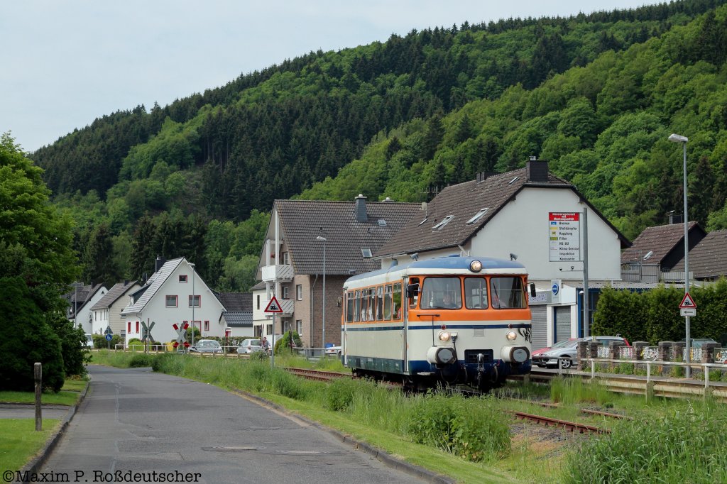 RSE VT9 auf der Oleftalbahn zwischen Kall -Schleiden -Hellenthal bei der Ausfahrt von Olef. 27.5.2012.