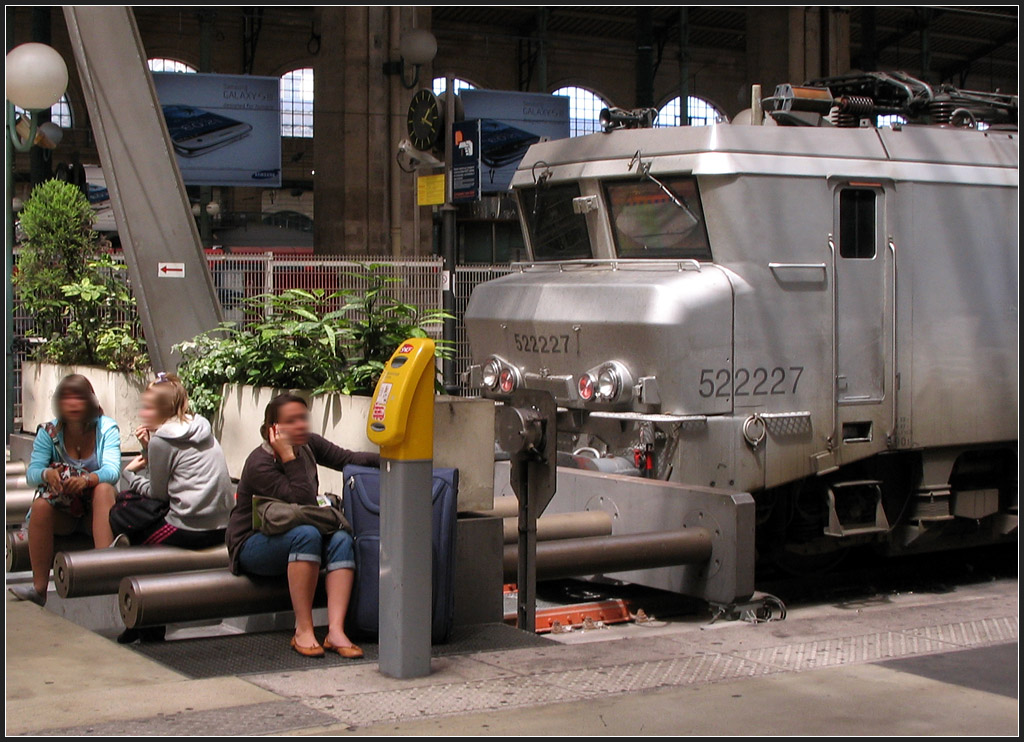 Runde Sitzgelegenheit - 

gesehen im Gare du Nord, Paris, 17.07.2012 (Gisela)