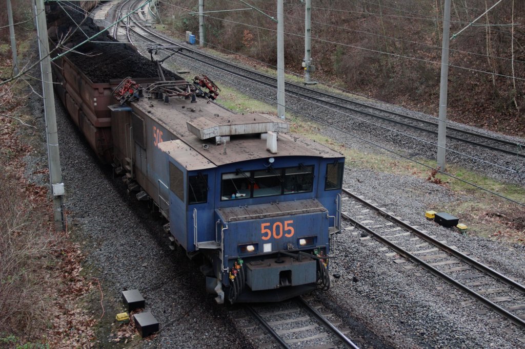 RWE Power 505 mit einem Kohlezug in Niederauem auf dem Weg zum nahegelegenden Kraftwerk (14.01.2012) 