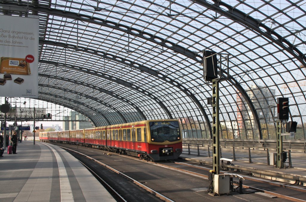 S 3 nach Erkner bei der Einfahrt in Berlin Hbf. (01.11.2011)