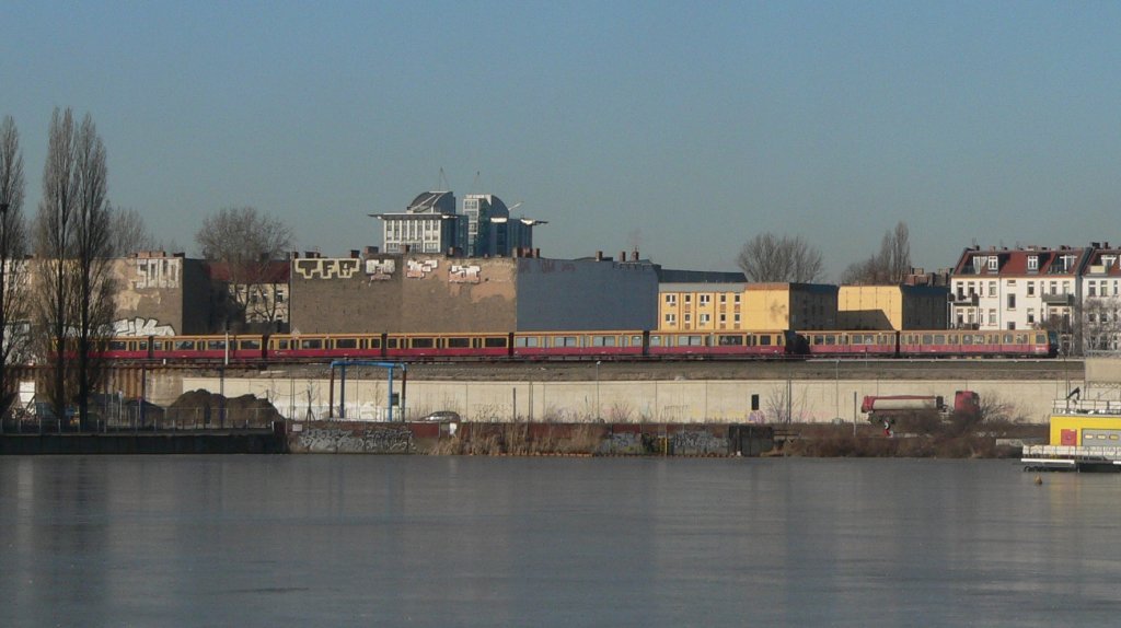 S-Bahnen der BR 481 und BR 485 treffen sich zwischen Ostkreuz und Treptower Park. Morgens hat man vom Rummelsburger Ufer bei Sonne einen schnen Blick auf die Zge. 7.3.2011
