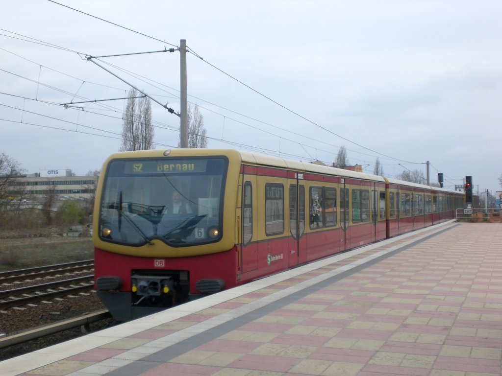 The S-Bahn line 2 to Bernau at the station Pankow.