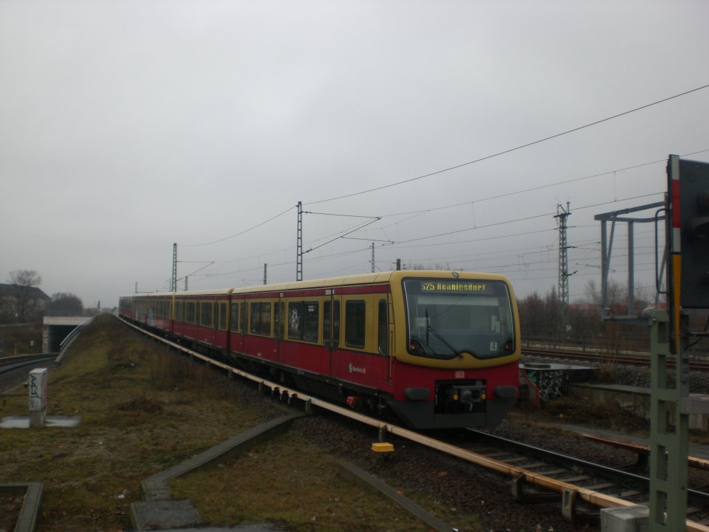 The S-Bahn line 25 runs from the station to Hennigsdorf