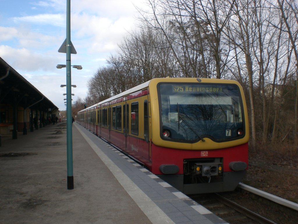 The S-Bahn line 25 to Hennigsdorf station in Tegel. (27.2.2010)