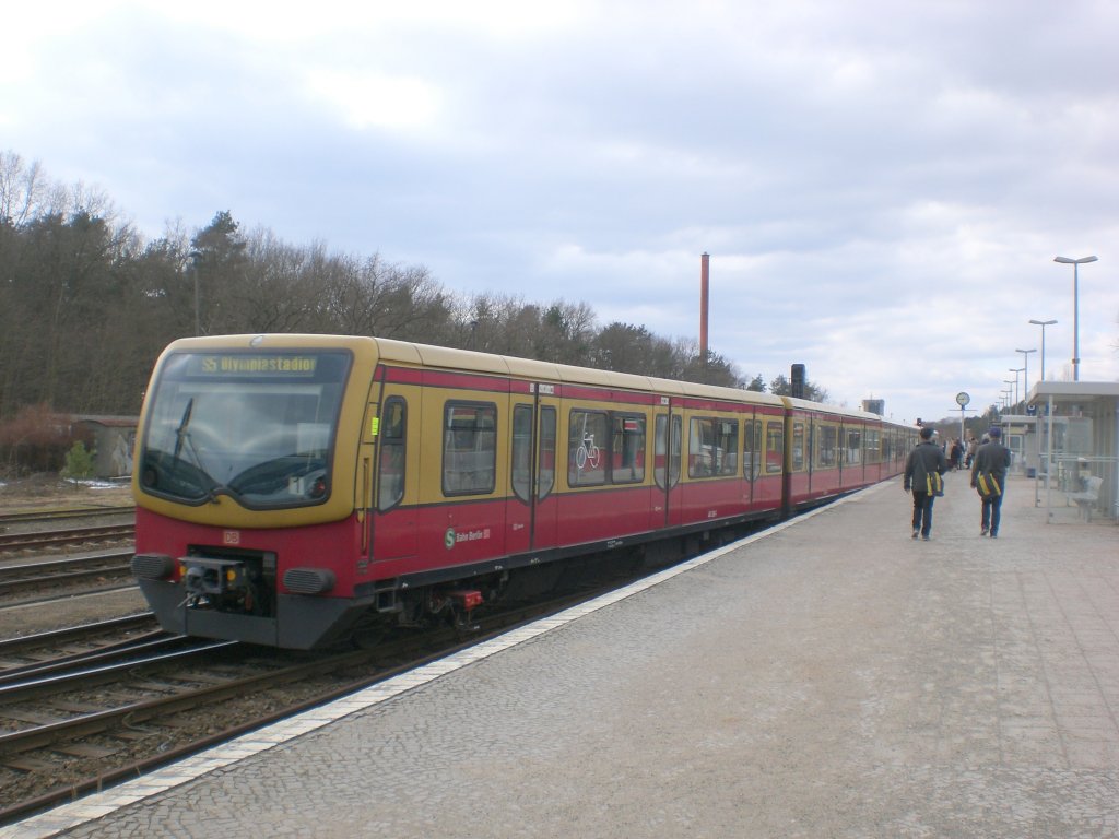 S-Bahnlinie 5 nach S-Bahnhof Olympiastadion im S-Bahnhof Strausberg.(8.3.2010) 