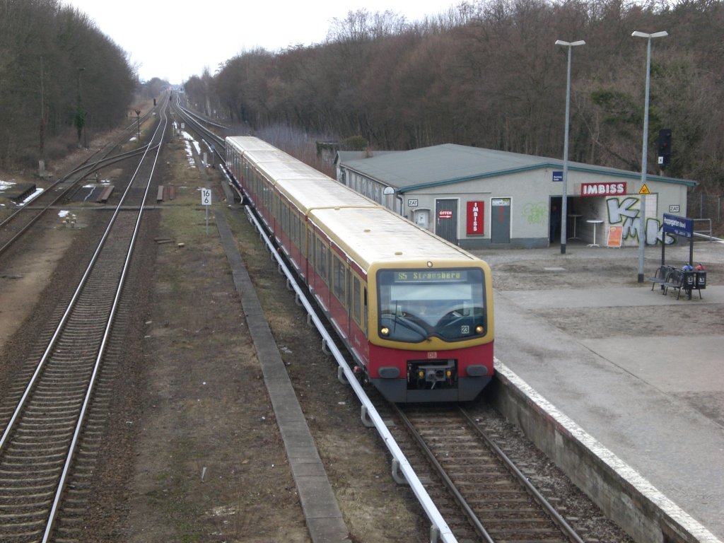 S-Bahnlinie 5 nach S-Bahnhof Strausberg im S-Bahnhof Hoppegarten .(8.3.2010) 