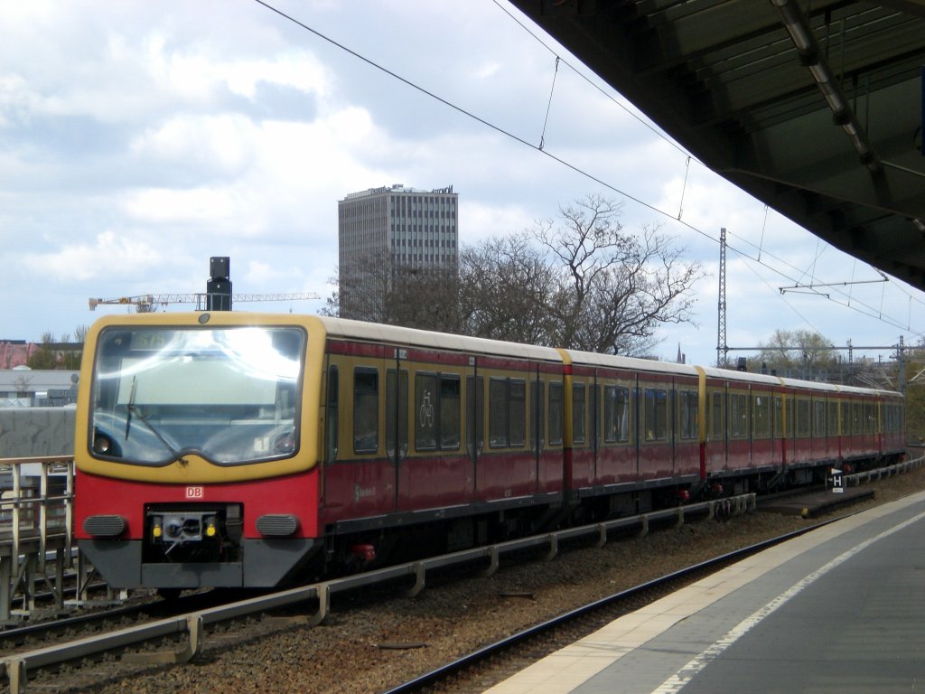 The S-Bahn line 75 to Wartenberg at the station Zoologischer