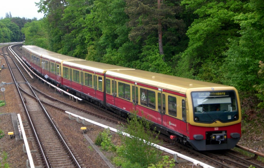 The S-Bahn line 75 to Wartenberg in the station's Olympic