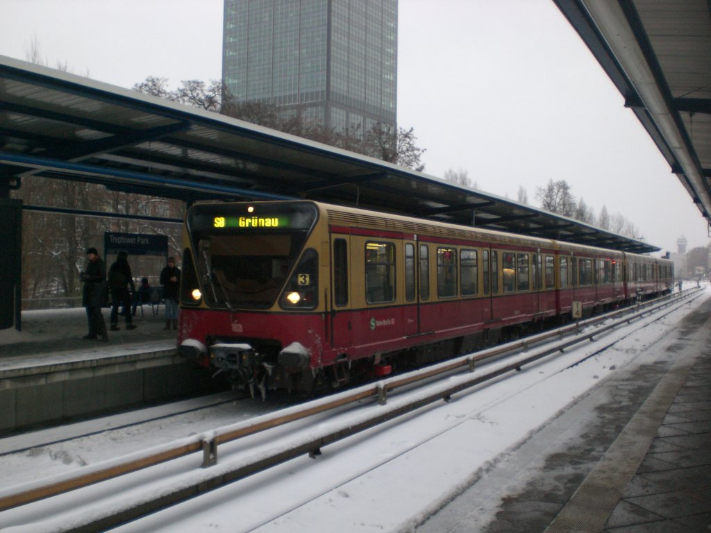 S-Bahnlinie 8 nach S-Bahnhof Gr�nau im S-Bahnhof Treptower Park. 