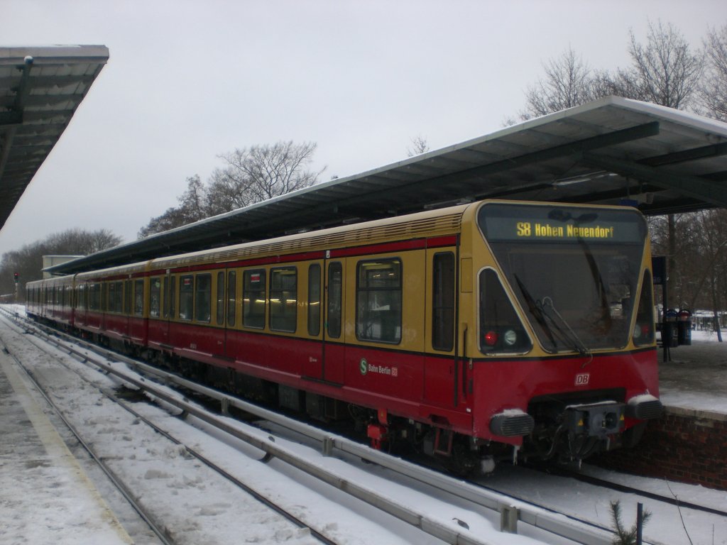 S-Bahnlinie 8 nach S-Bahnhof Hohen Neuendorf im S-Bahnhof Gr�nau.(14.2.2010) 