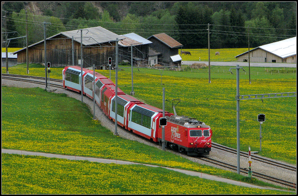 S-Kurve - 

Glacier-Express bei Segnas. 

16.05.2008 (J)