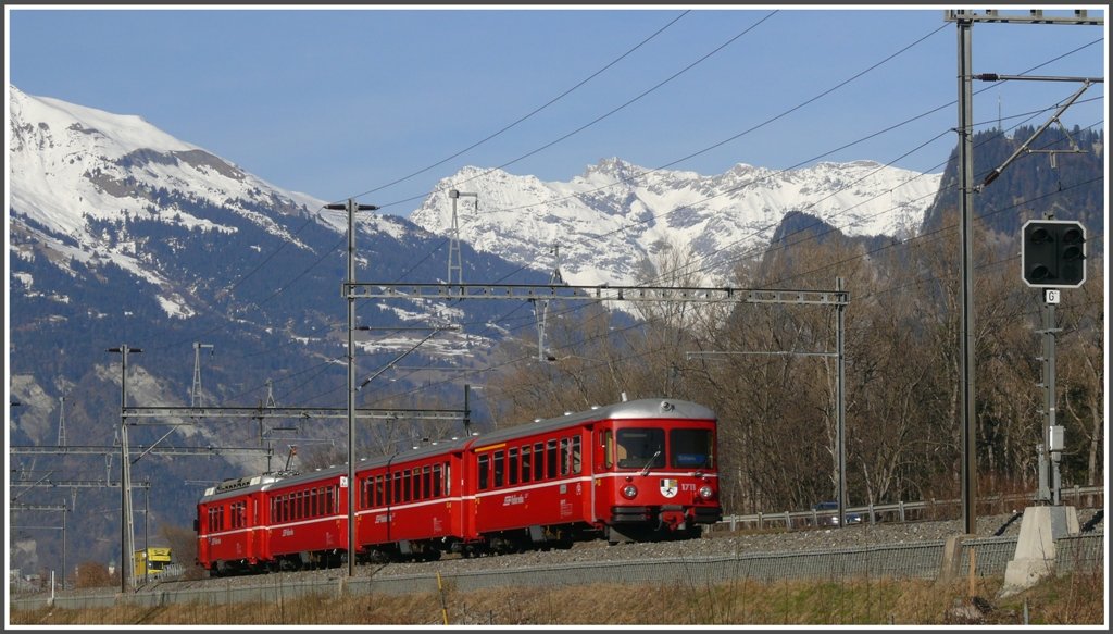 S1 1520 mit Be 4/4  511 und Stwg 1711 bei Trimmis Richtung Schiers. Im Hintergrund die Schesaplana, Grenze zu sterreich. (19.03.2010)