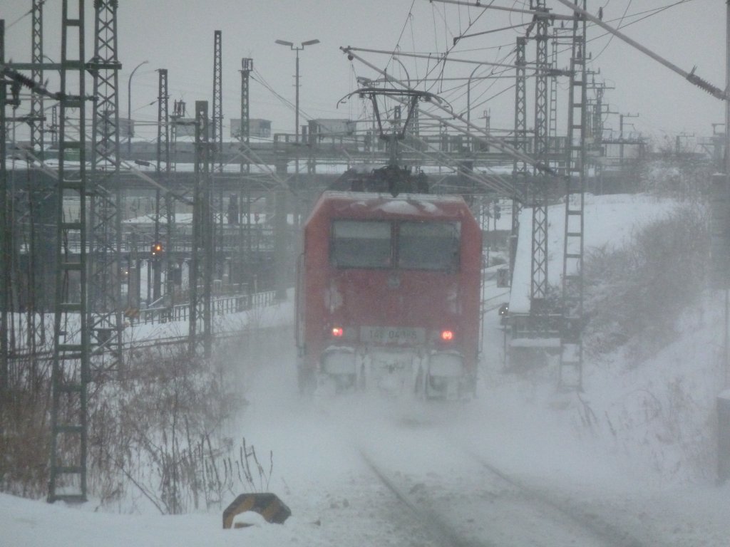 S1 bei der Ausfahrt aus dem Dresdner HBF nach Meien Triebischtal,am Zugschlu 145 043-5 wirbelt ordentlich Schnee auf.
Dresden HBF 28.12.10