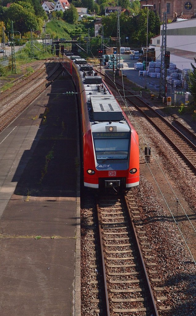 S1 Doppeleinheit fhrt gerade in den Bahnhof Eberbach Neckar ein, aufgenommen von der Fugngerbrcke. Samstag den 22.9.2012
