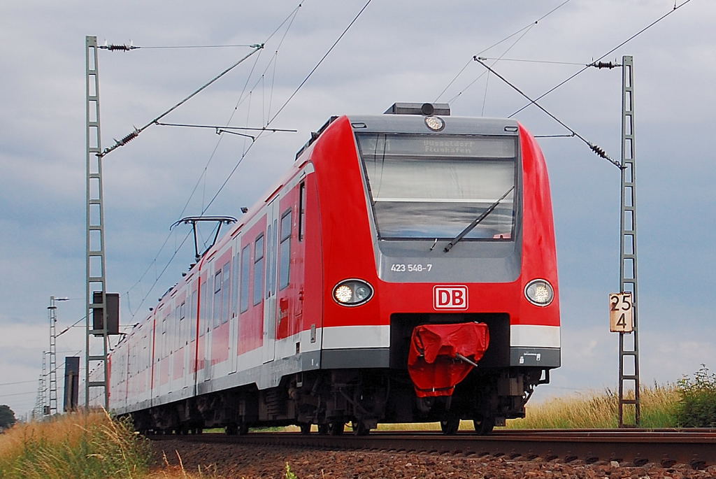 S11 bei Nievenheim, Triebzug 423 548-7 fhrt den Zug. 22.6.2012