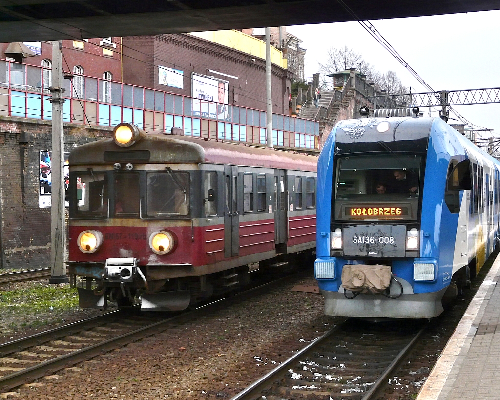 SA136-008 wartet in Stettin auf Abfahrt nach Kolberg, whrend N57-119rb   in den Bahnhof stettin Hbf. einfhrt. 
27.11.2010