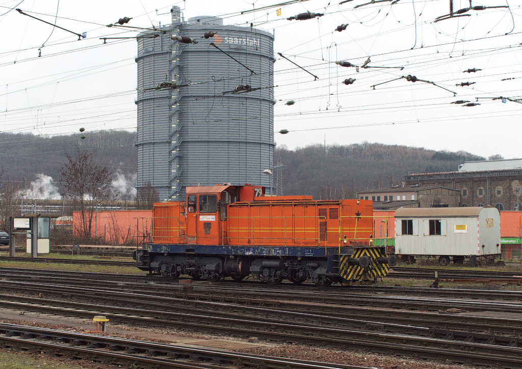 Saarrail (Saarstahl) Lok 72 beim Rangieren in Vlklingen. Die Lok wurde von Henschel 1972 gebaut (Typ DHG 1000 BB) und 1972 an die Stahlwerke Rchling - Burbach ausgeliefert. 28.02.2013 