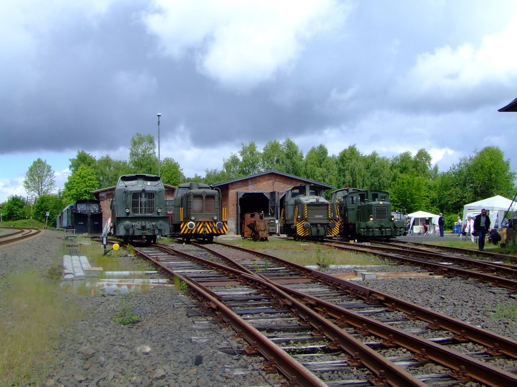 Sammlung ehemaliger Diesellokomotiven der Bundeswehr der Westerwälder Eisenbahnfreunde 44 508 e.V. am 30.05.2010 vor der historischen Lokstation Westerburg, dem heutigen Erlebnisbahnhof Westerwald.