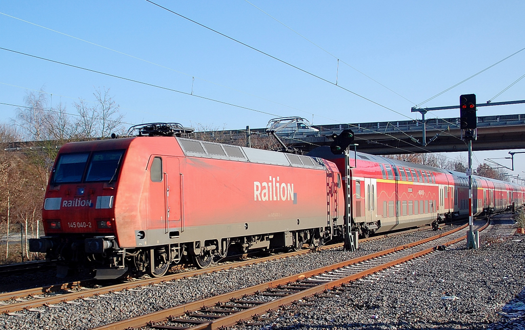 Samstagmittag den 29.1.2011 passiert eine Einheit der Linie RE4 von der 145 040-2 den Bahnhof Korschenbroich in Richtung Neuss.