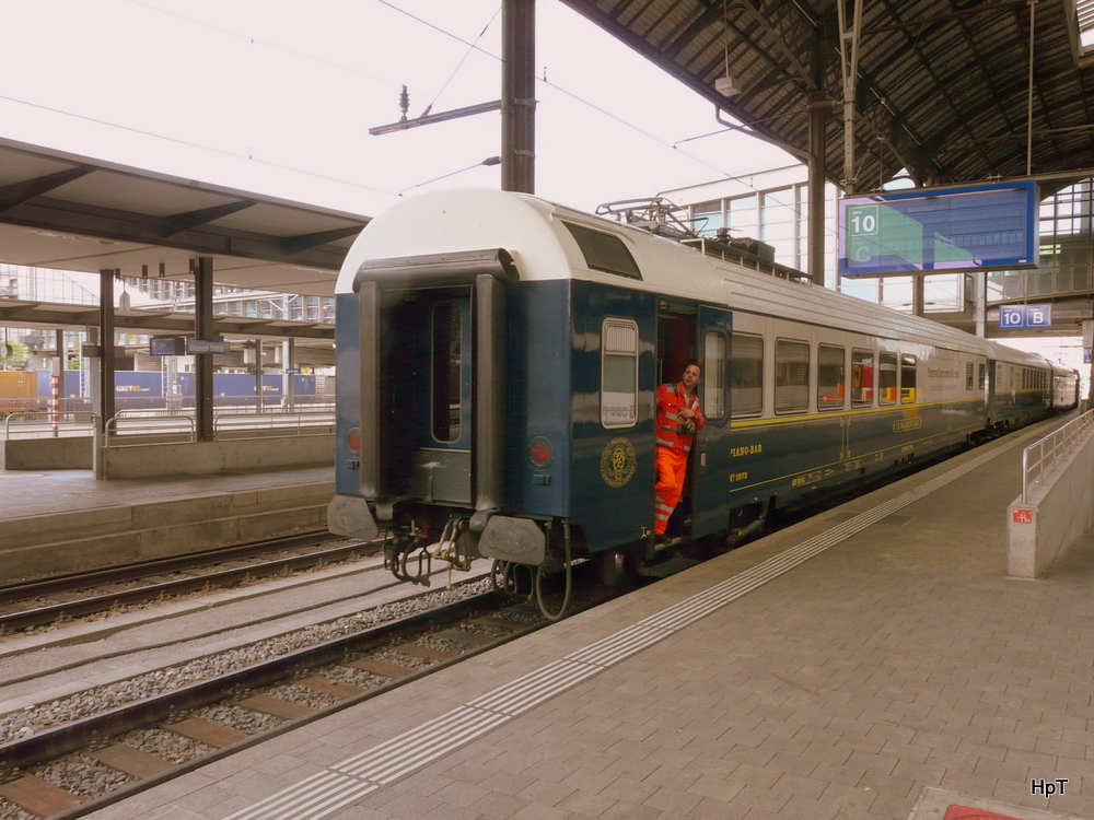 SBB + Prestige Continental Express  - Mit Gegenlicht das Manver mit dem WRm 61 85 08-94 003-7 in der SBB Bahnhofsahalle von Basel am 22.07.2012