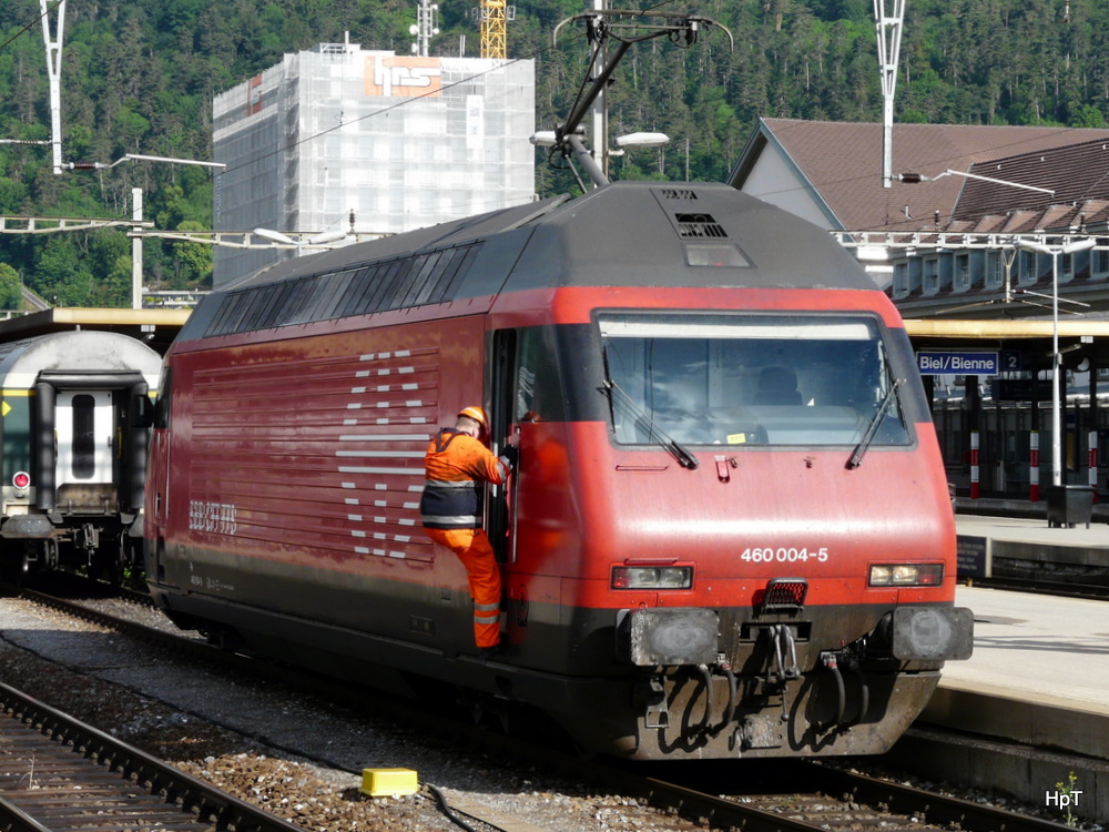 SBB - 460 004-5 bei Rangierfahrt im Bahnhof Biel am 15.05.2011