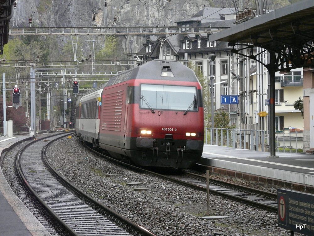 SBB - 460 006-0 mit RE bei der einfahrt in dem Bahnhof St.Maurice am 08.04.2012