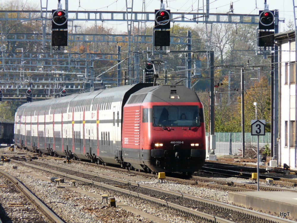 SBB - 460 032-6 mit IR bei der einfahrt im Bahnhof Burgdorf am 29.10.2010