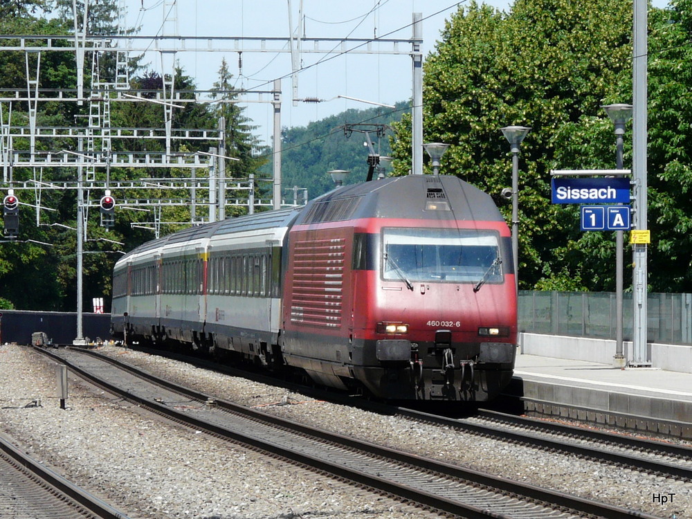 SBB - 460 032-6 mit Schnellzug unterwegs in Sissach am 15.05.2012