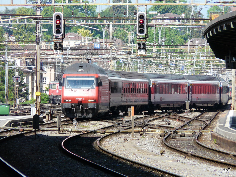 SBB - 460 064-9 vor IR bei der einfahrt in den Bahnhof Lausanne am 07.05.2011