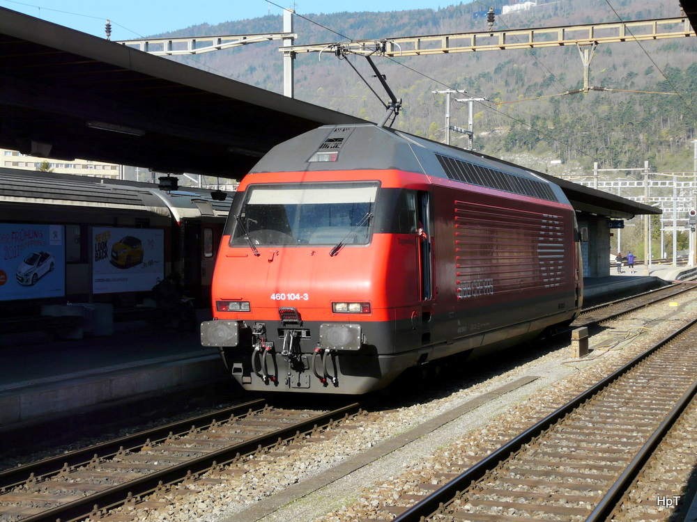 SBB - 460 104-3 bei Rangierfahrt im Bahnhof Biel am 02.04.2011