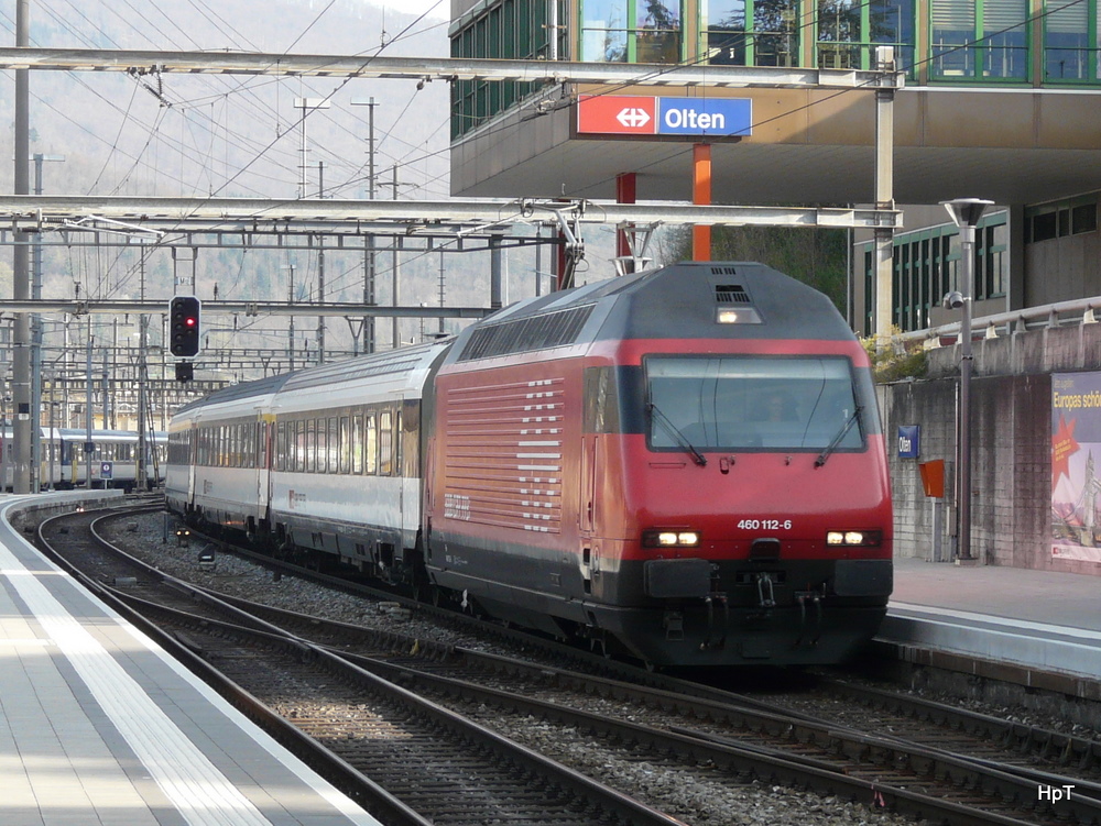 SBB - 460 112-6 mit RE bei der einfahrt in den Bahnhof Olten am 03.04.2011
