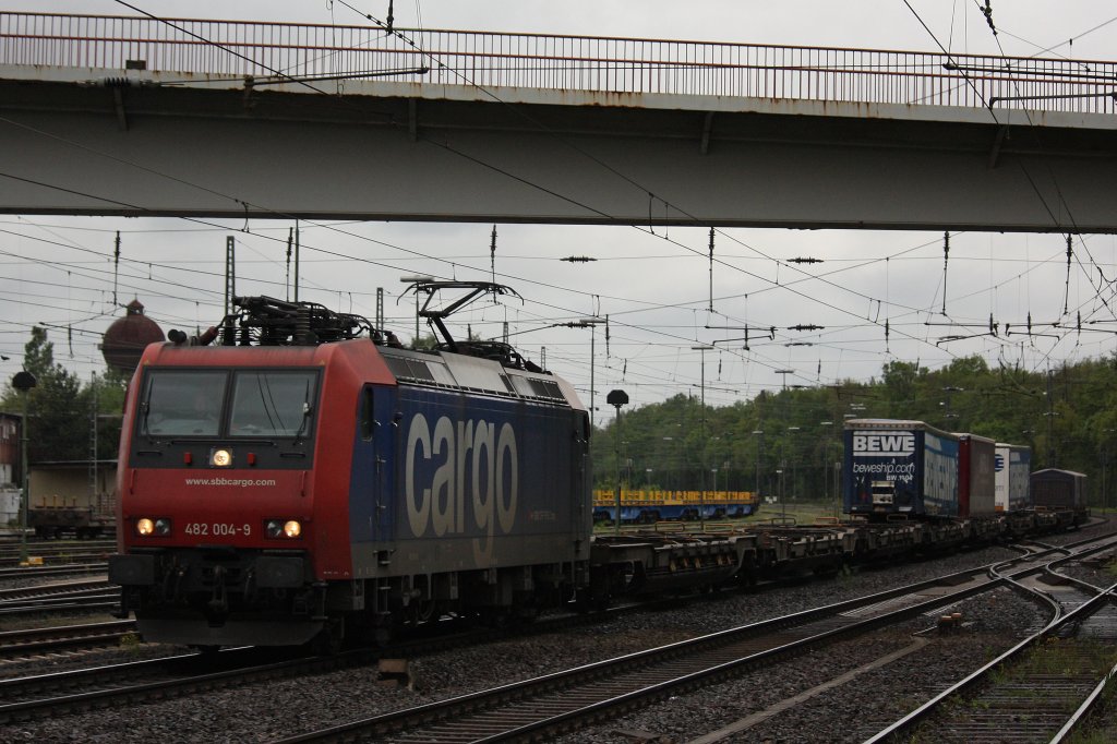 SBB Cargo 482 004 am 16.5.12 mit einem KLV in Duisburg-Entenfang.