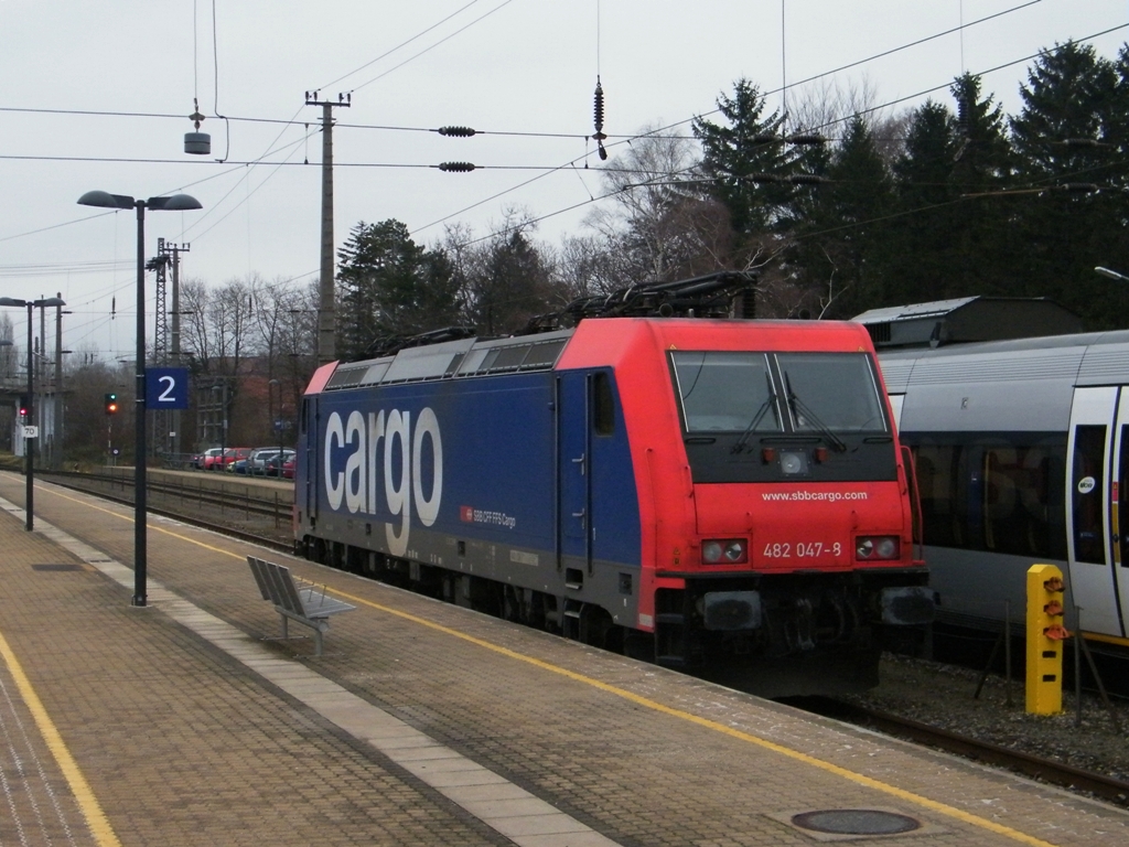 SBB Cargo 482 047-8 gestellt in Ebenfurth, am 28. 12. 2011. 