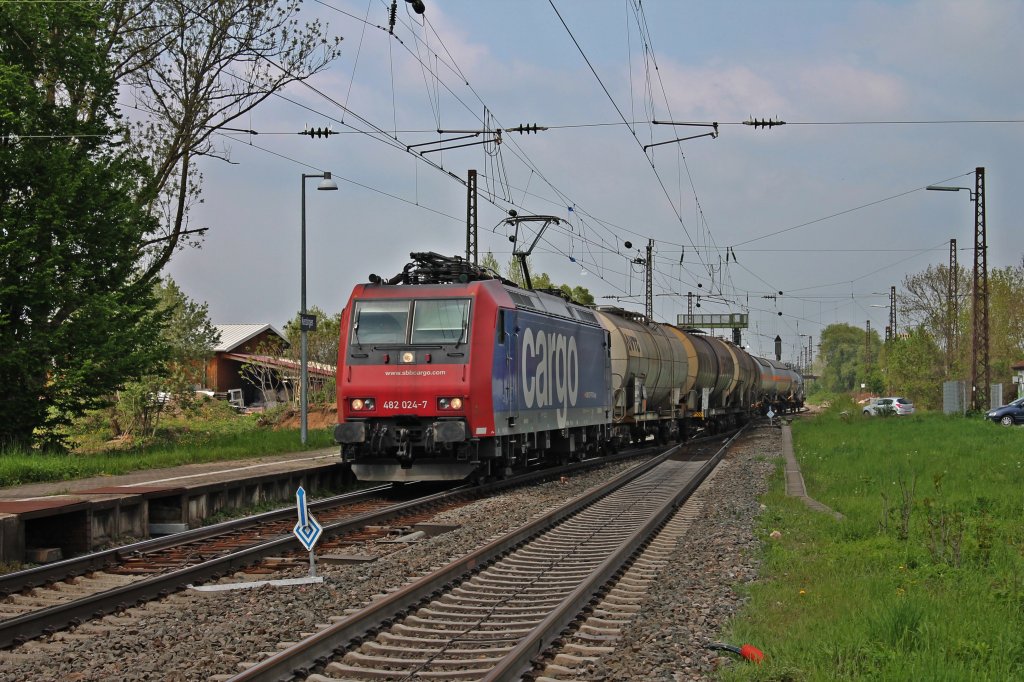 SBB Cargo Re 482 024-7 am 02.05.2013 bei der Ausfahrt aus der Gleisbaustelle in Kenzingen mit einem Kesselwagenganzzug gen Sden.