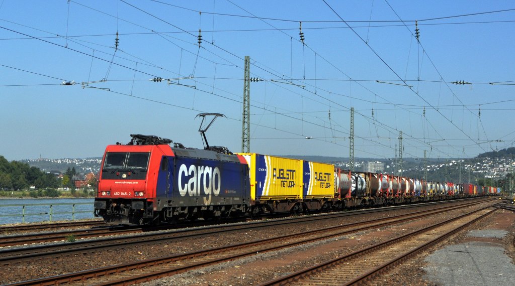 SBB Cargo Re 482 045 schleppt am 08.09.12 einen bunten KLV-Zug durch KO-Ehrenbreitstein in Richtung Wiesbaden.