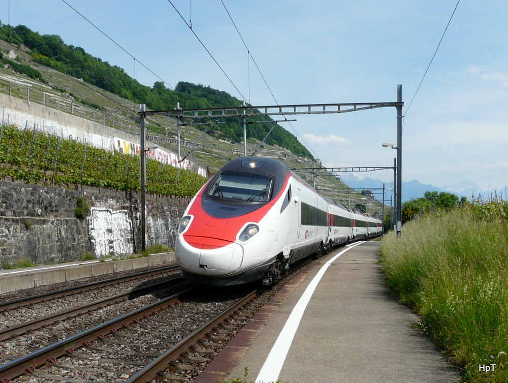 SBB - Ein SBB  ETR 610 bei der durchfahrt in Epesses unterwegs nach Lausanne am 07.05.2011